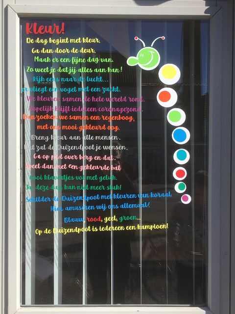 Kleurrijke raamsticker op glas